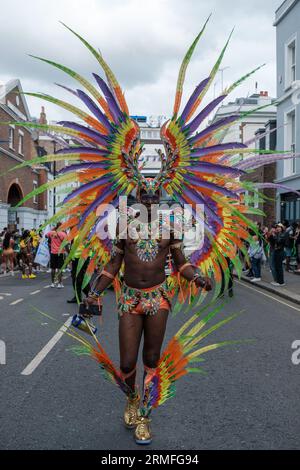 Entra nel 2° giorno del Carnevale di Notting Hill, dove i ballerini brillano nei loro elaborati costumi, accendendo la scena con la loro presenza dinamica. Tra l'armonia dei ritmi vivaci e una tavolozza di colori ricchi, si uniscono per onorare sia la cultura che l'arte del movimento., Londra, Regno Unito, 28/08/2023 Ehimetalor Unuabona/Alamy Live News Foto Stock