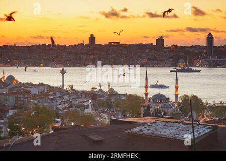 Vista panoramica del quartiere di Uskudar sul lato asiatico di Istanbul, Turchia, con Mihrimah Mosqueover sullo stretto del Bosforo con un cielo spettacolare durante il tramonto Foto Stock