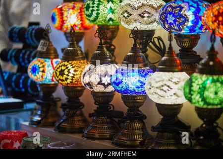 Selezione di colorate lampade turche sul Bazar egiziano o sul Bazar delle spezie, uno dei più grandi bazar di Istanbul, Turchia. Il mercato vende spezie, dolci, j Foto Stock