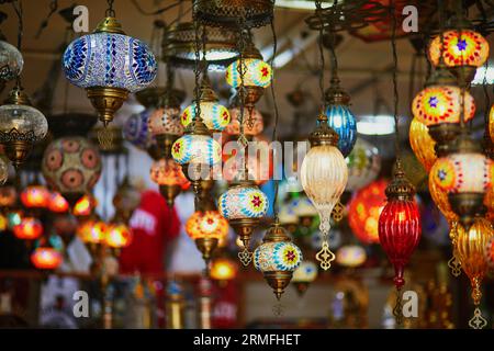 Selezione di colorate lampade turche sul Bazar egiziano o sul Bazar delle spezie, uno dei più grandi bazar di Istanbul, Turchia. Il mercato vende spezie, dolci, j Foto Stock