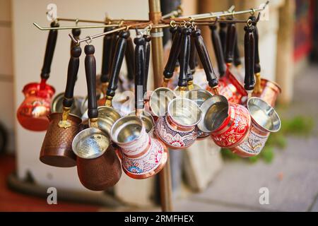 Selezione di colorati jezves turchi sul Bazaar egiziano o sul Bazaar delle spezie, uno dei più grandi bazar di Istanbul, Turchia. Il mercato vende spezie, dolci, Foto Stock