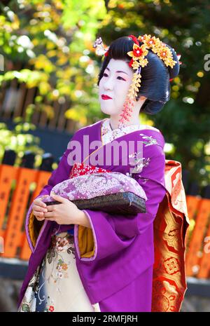 KYOTO, GIAPPONE - 8 NOVEMBRE 2011: Giovane Maiko in abiti tradizionali che partecipa all'annuale festival Kanikakni a Gion, Kyoto Foto Stock