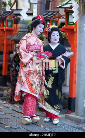 KYOTO, GIAPPONE - 8 NOVEMBRE 2011: Maiko e Geisha in abiti tradizionali che partecipano all'annuale festival Kanikakni a Gion, Kyoto Foto Stock