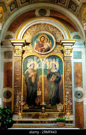 St Brigid e St. Catherine, sormontata da un clypeus con St. Giuseppe e bambino nella chiesa di Santa Brigida, Roma, Italia Foto Stock