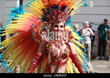 Londra, Regno Unito. 28 agosto 2023. Artisti e partecipanti durante il Carnevale di Notting Hill a Londra. Si prevede che il Carnevale di Notting Hill, il più grande festival di strada d'Europa che celebra la cultura caraibica, attirerà più di un milione di visitatori al giorno. Credito: Waldemar Sikora / Alamy Live News Foto Stock