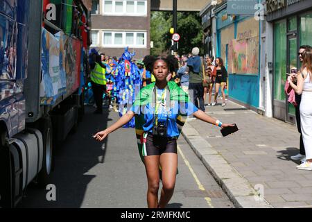 Londra, Regno Unito. 28 agosto 2023. Artisti e partecipanti durante il Carnevale di Notting Hill a Londra. Si prevede che il Carnevale di Notting Hill, il più grande festival di strada d'Europa che celebra la cultura caraibica, attirerà più di un milione di visitatori al giorno. Credito: Waldemar Sikora / Alamy Live News Foto Stock