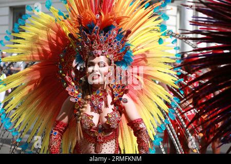 Londra, Regno Unito. 28 agosto 2023. Artisti e partecipanti durante il Carnevale di Notting Hill a Londra. Si prevede che il Carnevale di Notting Hill, il più grande festival di strada d'Europa che celebra la cultura caraibica, attirerà più di un milione di visitatori al giorno. Credito: Waldemar Sikora / Alamy Live News Foto Stock