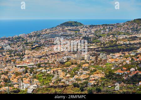 Vista panoramica aerea di Funchal con l'oceano Atlantico, l'isola di Madeira, il Portogallo Foto Stock