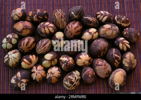 Preparazione delle uova per Pasqua, la tintura è fatta con ingredienti naturali presenti nelle erbe e nelle erbe Foto Stock