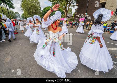 Londra, Regno Unito. 28 agosto 2023. Il lunedì del Carnevale di Notting Hill, tradizionalmente il principale paradeday. L'evento annuale per le strade del Royal Borough di Kensington e Chelsea, durante il fine settimana festivo di agosto. È guidato da membri della comunità britannica delle Indie occidentali e attrae circa un milione di persone all'anno, rendendolo uno dei più grandi festival di strada del mondo. Crediti: Guy Bell/Alamy Live News Foto Stock