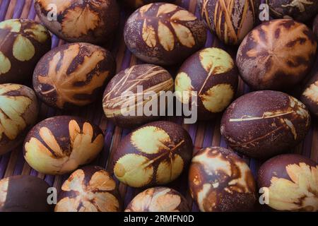 Preparazione delle uova per Pasqua, la tintura è fatta con ingredienti naturali presenti nelle erbe e nelle erbe Foto Stock