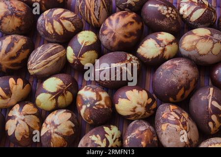 Preparazione delle uova per Pasqua, la tintura è fatta con ingredienti naturali presenti nelle erbe e nelle erbe Foto Stock