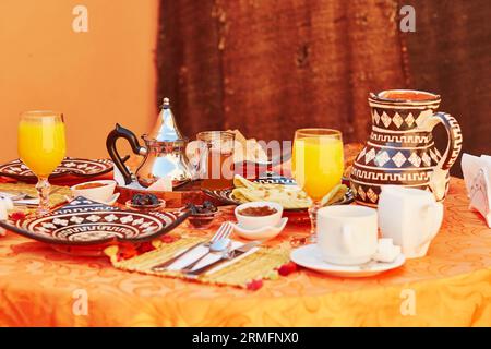 La deliziosa prima colazione in stile marocchino servita nel riad (Marocchino tradizionale hotel) Foto Stock
