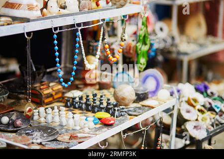 Selezione di bijouterie sul mercato marocchino (souk) a Marrakech, Marocco Foto Stock