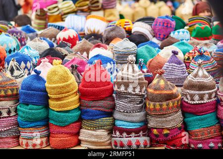 Selezione di cappelli di lana in un tradizionale mercato marocchino (souk) a Marrakech, Marocco Foto Stock