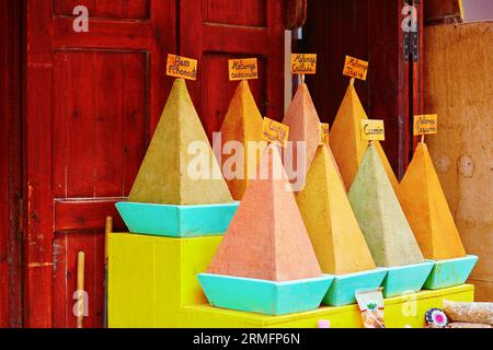 Selezione di spezie in un tradizionale mercato marocchino (souk) a Essaouira, Marocco Foto Stock