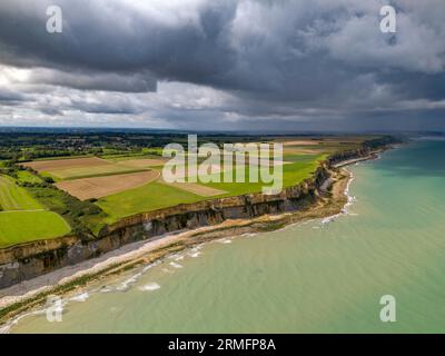 Vista aerea della splendida costa nei pressi di Arromanches in Normandia, Francia. Alte scogliere si innalzano sul mare. Foto Stock