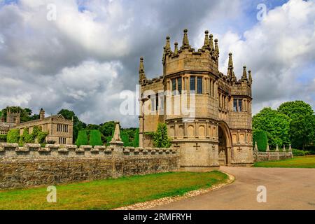 La storica Gatehouse del XVII secolo a Lanhydrock House and Gardens, nr Bodmin, Cornovaglia, Inghilterra, Regno Unito Foto Stock