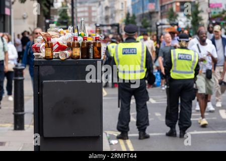 Notting Hill, Londra, Regno Unito. 28 agosto 2023. Il festival di strada più grande d’Europa si svolge nelle strade di Notting Hill. Ballerini esotici a tema giamaicano e gruppi musicali sfilano per le strade, con cibo e intrattenimento di strada in tutta l'area che si aggiunge all'evento. La Grand Parade si svolge il lunedì festivo come culmine del festival di tre giorni, iniziato nel 1966. Polizia e spazzatura Foto Stock