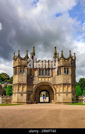 La storica Gatehouse del XVII secolo a Lanhydrock House and Gardens, nr Bodmin, Cornovaglia, Inghilterra, Regno Unito Foto Stock