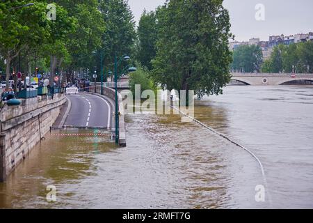 PARIGI - 3 GIUGNO: L'inondazione di Parigi con acqua estremamente alta il 3 giugno 2016 a Parigi, in Francia Foto Stock