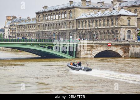 PARIGI - 3 GIUGNO: L'inondazione di Parigi con acqua estremamente alta il 3 giugno 2016 a Parigi, in Francia. Nave della polizia sulla Senna Foto Stock