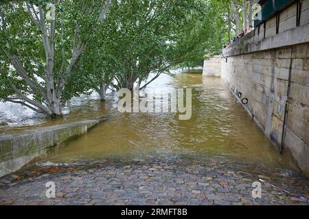 PARIGI - 3 GIUGNO: L'inondazione di Parigi con acqua estremamente alta il 3 giugno 2016 a Parigi, in Francia Foto Stock