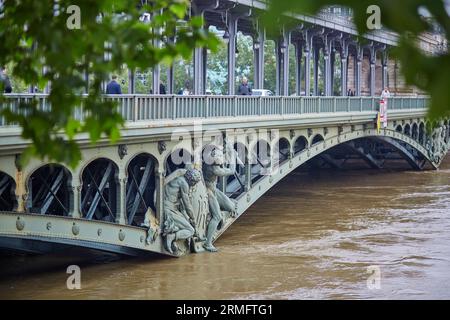 PARIGI - 3 GIUGNO: L'inondazione di Parigi con acqua estremamente alta il 3 giugno 2016 a Parigi, in Francia. Ponte Bir-Hakeim Foto Stock
