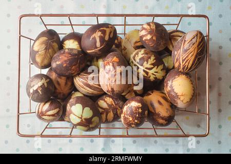 Preparazione delle uova per Pasqua, la tintura è fatta con ingredienti naturali presenti nelle erbe e nelle erbe Foto Stock