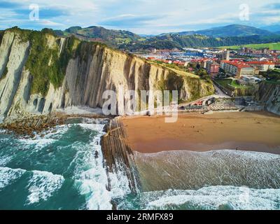 Vista aerea del famoso flysch di Zumaia, Paesi Baschi, Spagna. Flysch è una sequenza di strati di roccia sedimentaria che si sviluppano dalle acque profonde Foto Stock