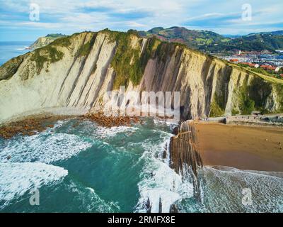 Vista aerea del famoso flysch di Zumaia, Paesi Baschi, Spagna. Flysch è una sequenza di strati di roccia sedimentaria che si sviluppano dalle acque profonde Foto Stock