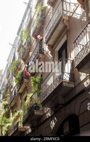 Barcellona, Spagna - 9 agosto 2023 balconi floreali di una storica casa di tenuta, Barcellona Foto Stock