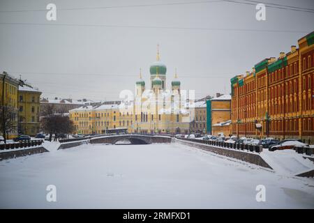 Vista panoramica di St Cattedrale di Isidoro in una fredda giornata invernale nevosa a San Pietroburgo, Russia Foto Stock