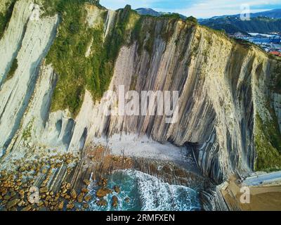 Vista aerea del famoso flysch di Zumaia, Paesi Baschi, Spagna. Flysch è una sequenza di strati di roccia sedimentaria che si sviluppano dalle acque profonde Foto Stock