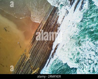 Vista aerea del famoso flysch di Zumaia, Paesi Baschi, Spagna. Flysch è una sequenza di strati di roccia sedimentaria che si sviluppano dalle acque profonde Foto Stock