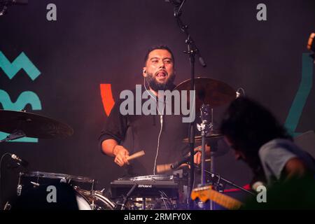 Hamir Atwal suona la batteria con Salami Rose Joe Louis al Green Man Festival in Galles, Regno Unito, agosto 2023. Foto: Rob Watkins Foto Stock