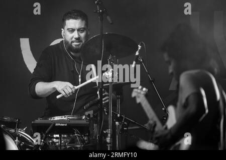 Hamir Atwal suona la batteria con Salami Rose Joe Louis al Green Man Festival in Galles, Regno Unito, agosto 2023. Foto: Rob Watkins Foto Stock