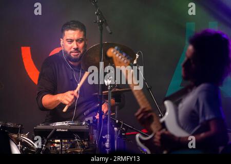 Hamir Atwal suona la batteria con Salami Rose Joe Louis al Green Man Festival in Galles, Regno Unito, agosto 2023. Foto: Rob Watkins Foto Stock