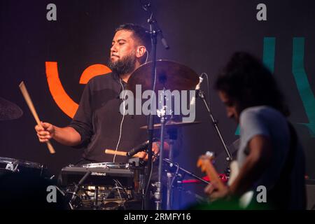 Hamir Atwal suona la batteria con Salami Rose Joe Louis al Green Man Festival in Galles, Regno Unito, agosto 2023. Foto: Rob Watkins Foto Stock