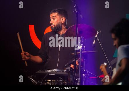 Hamir Atwal suona la batteria con Salami Rose Joe Louis al Green Man Festival in Galles, Regno Unito, agosto 2023. Foto: Rob Watkins Foto Stock