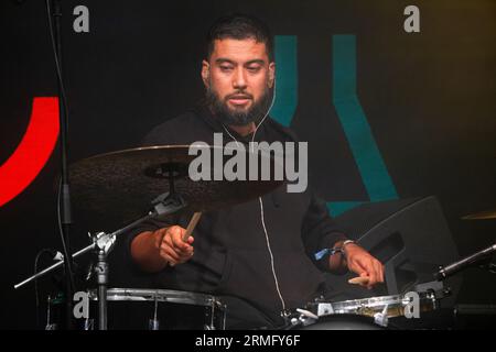 Hamir Atwal suona la batteria con Salami Rose Joe Louis al Green Man Festival in Galles, Regno Unito, agosto 2023. Foto: Rob Watkins Foto Stock