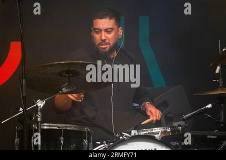 Hamir Atwal suona la batteria con Salami Rose Joe Louis al Green Man Festival in Galles, Regno Unito, agosto 2023. Foto: Rob Watkins Foto Stock