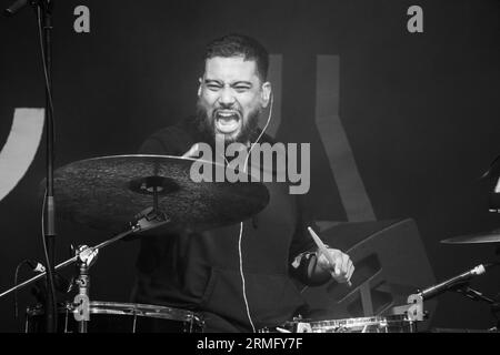 Hamir Atwal suona la batteria con Salami Rose Joe Louis al Green Man Festival in Galles, Regno Unito, agosto 2023. Foto: Rob Watkins Foto Stock