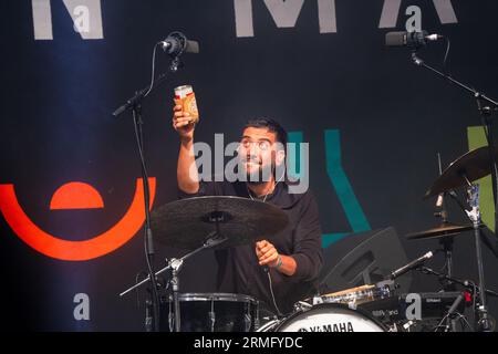 Hamir Atwal suona la batteria con Salami Rose Joe Louis al Green Man Festival in Galles, Regno Unito, agosto 2023. Foto: Rob Watkins Foto Stock