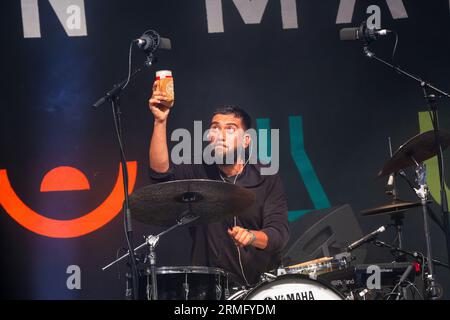 Hamir Atwal suona la batteria con Salami Rose Joe Louis al Green Man Festival in Galles, Regno Unito, agosto 2023. Foto: Rob Watkins Foto Stock