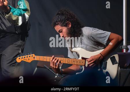 Simon Martinez suona la chitarra con Salami Rose Joe Louis al Green Man Festival in Galles, Regno Unito, agosto 2023. Foto: Rob Watkins Foto Stock