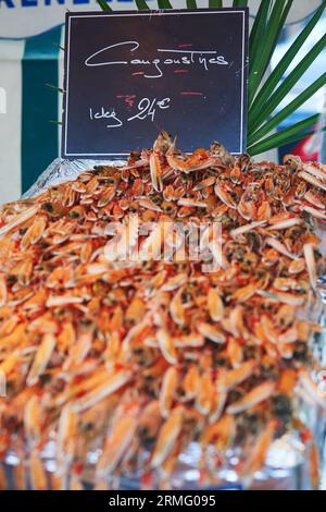 Aragosta fresca sul mercato agricolo di Parigi, Francia. Tipico mercato ittico europeo Foto Stock