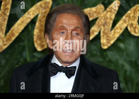 Londra, Regno Unito. 10 dicembre 2018. Valentino partecipa ai Fashion Awards alla Royal Albert Hall di Londra. (Foto di Fred Duval/SOPA Images/Sipa USA) credito: SIPA USA/Alamy Live News Foto Stock