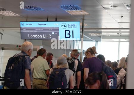 I passeggeri attendono presso un gate di partenza dell'aeroporto internazionale Ferenc Liszt di Budapest, Ungheria, in quanto i voli per il Regno Unito e l'Irlanda sono stati cancellati a causa di problemi di controllo del traffico aereo nel Regno Unito. Data immagine: Lunedì 28 agosto 2023. Foto Stock