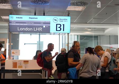 I passeggeri attendono presso un gate di partenza dell'aeroporto internazionale Ferenc Liszt di Budapest, Ungheria, in quanto i voli per il Regno Unito e l'Irlanda sono stati cancellati a causa di problemi di controllo del traffico aereo nel Regno Unito. Data immagine: Lunedì 28 agosto 2023. Foto Stock